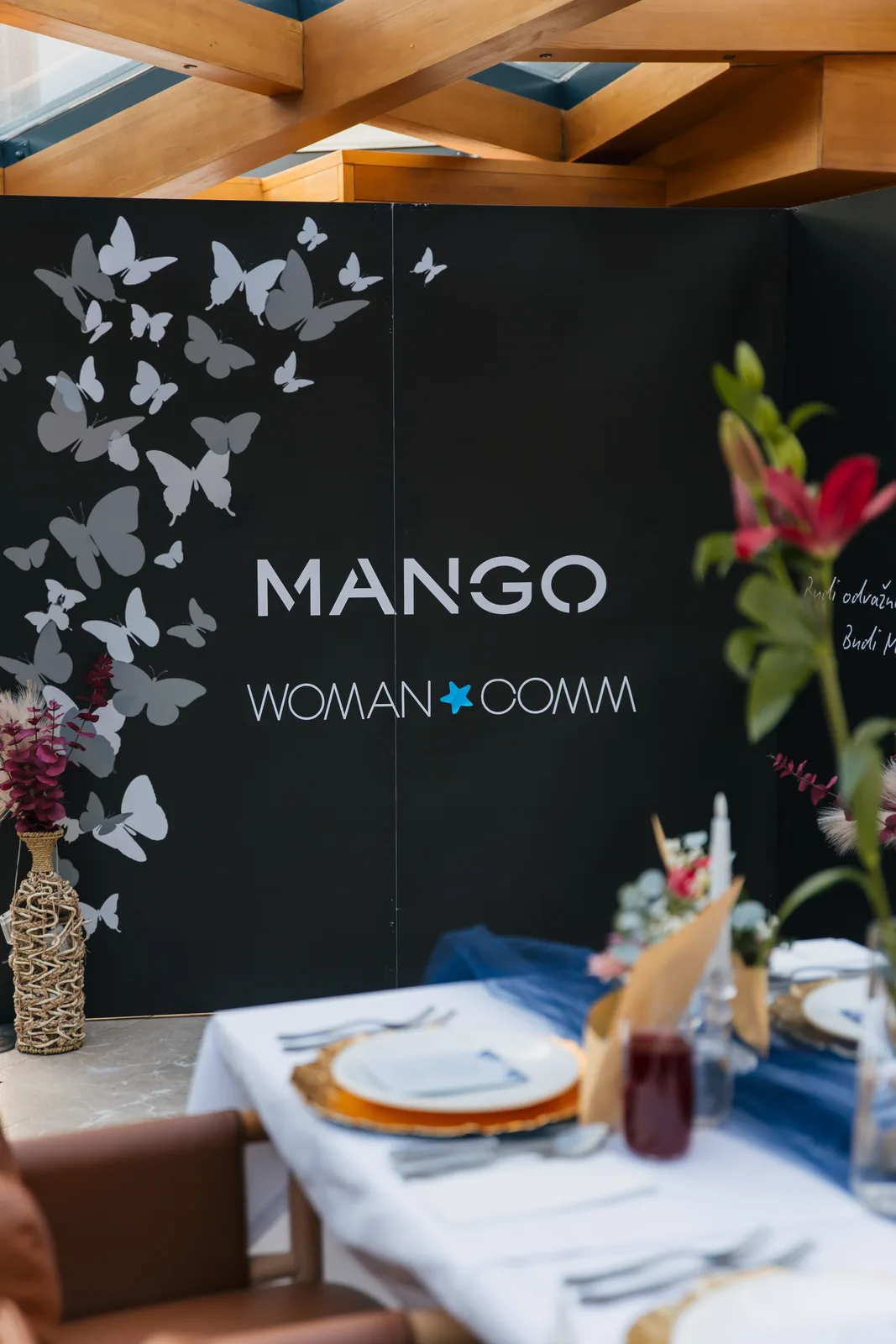 MANGO i Woman.Comm brendirani zid na događaju